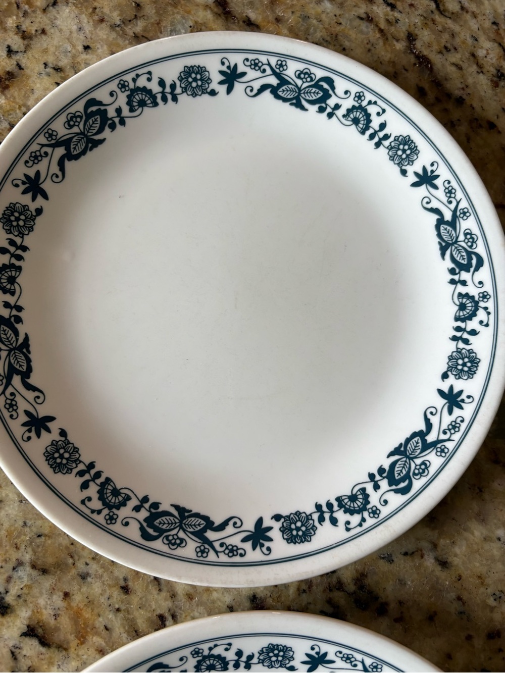 Vintage Corelle “Old Town Blue” 8.5” plates- Set of 5 - Picture 3 of 8
